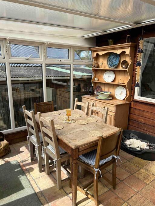 Wooden Cottage With Lake View 에니스킬런 외부 사진