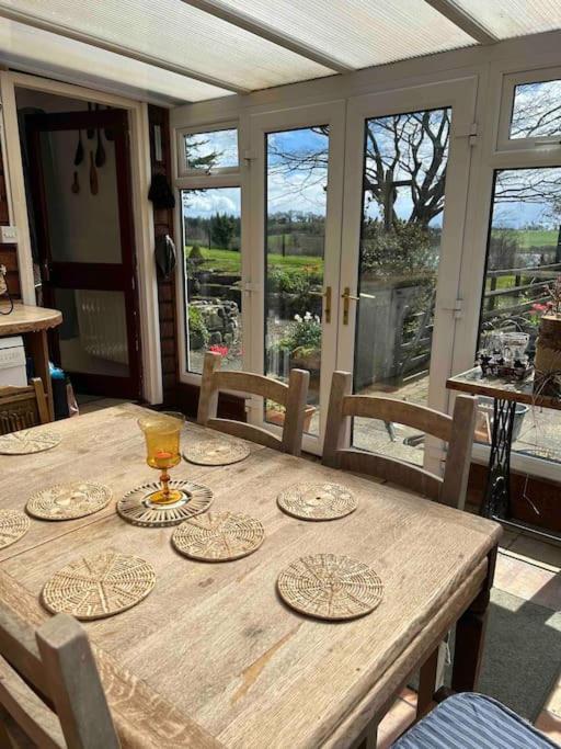 Wooden Cottage With Lake View 에니스킬런 외부 사진